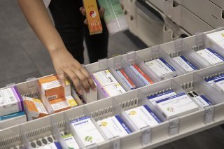 Le grossiste en médicaments et exploitant d'officines revoit ses ambitions de rentabilité à la hausse, à la faveur d'une poussée de croissance en 2021 encore plus vive qu'escompté au dernier pointage. (archive)